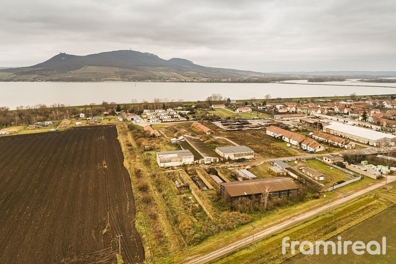 Prodej komerční pozemek - Strachotín