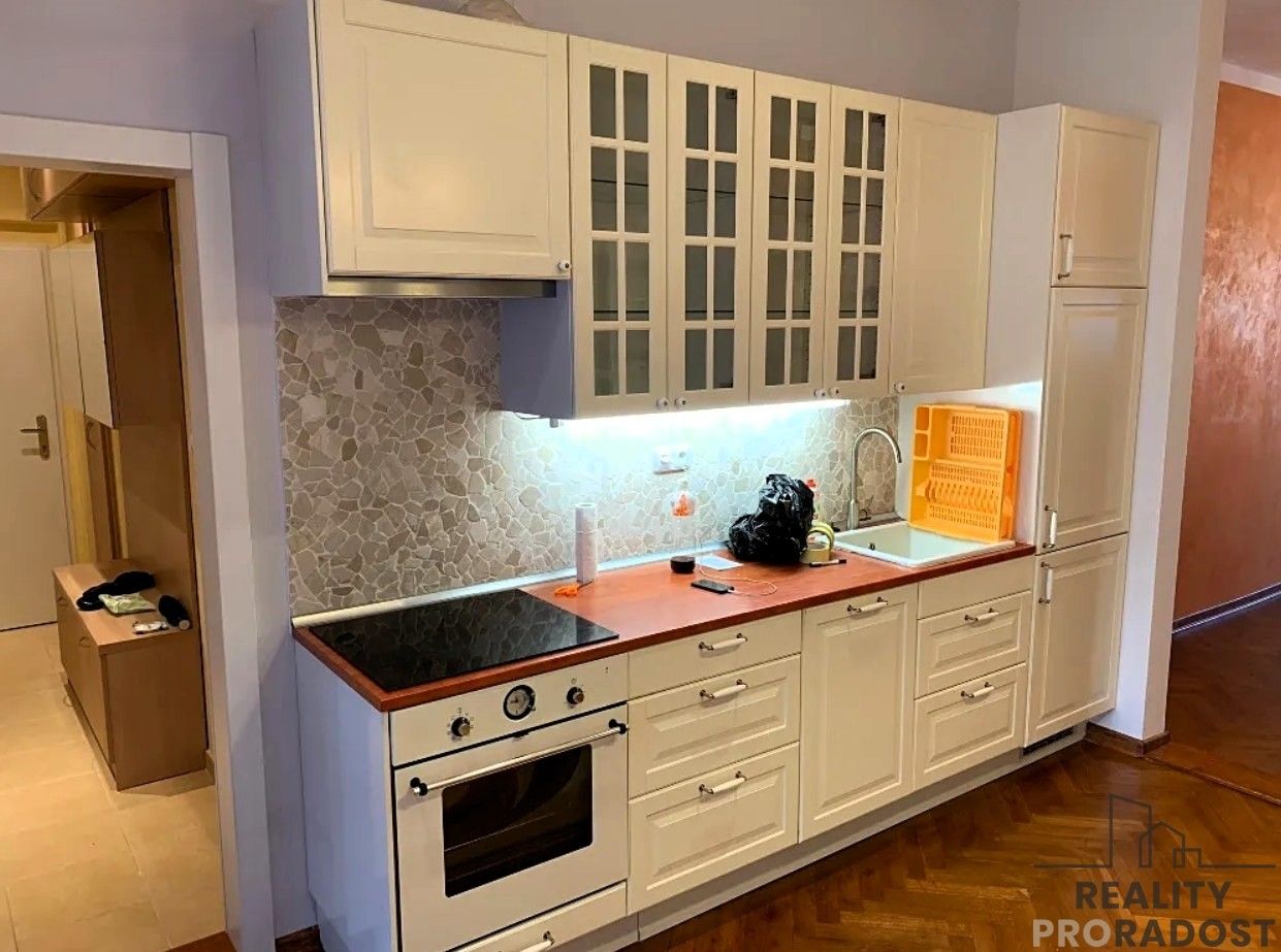 3+1, Bělohorská, Praha, 80 m²