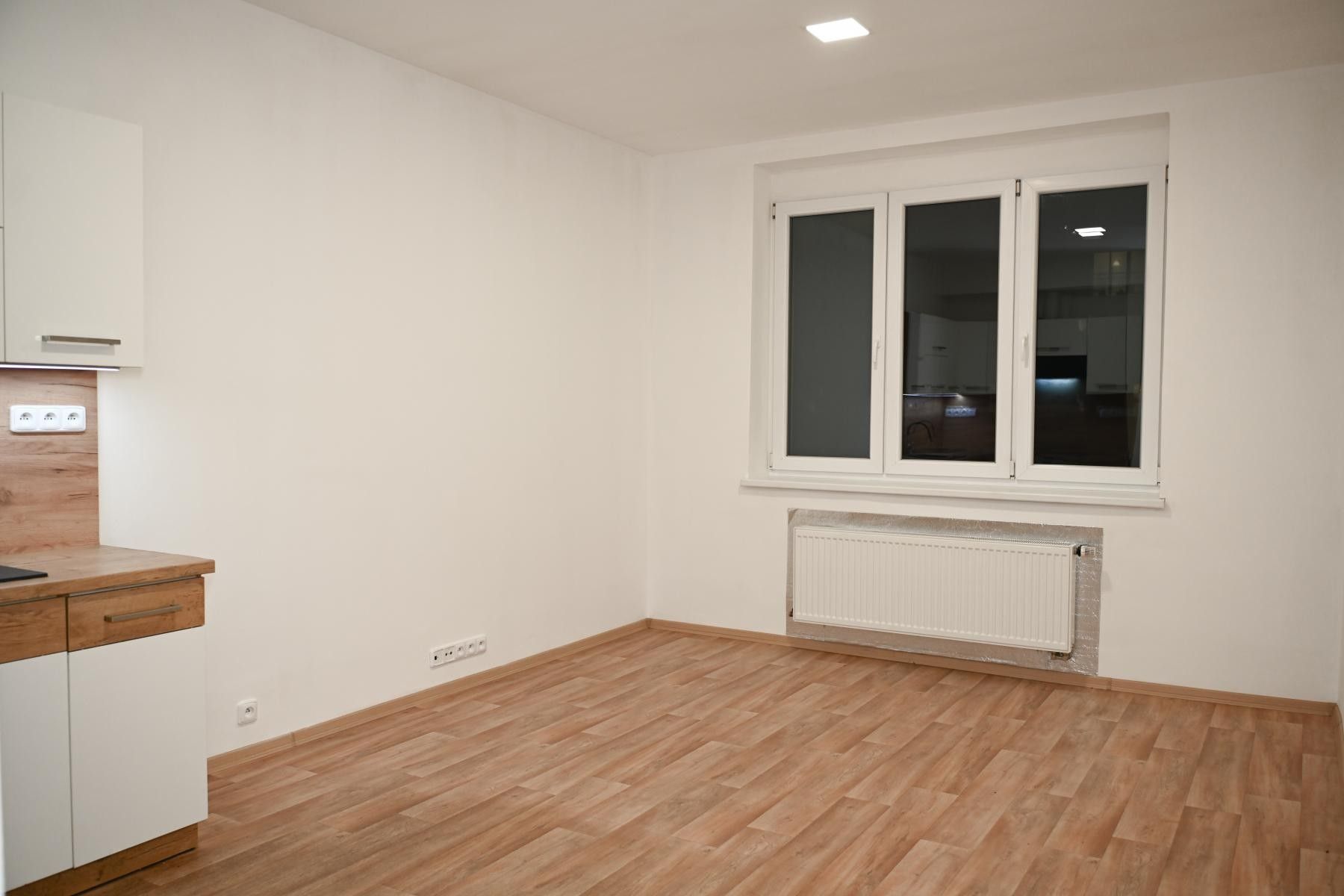 Pronájem byt 2+kk - Družstevní, Praha, 45 m²