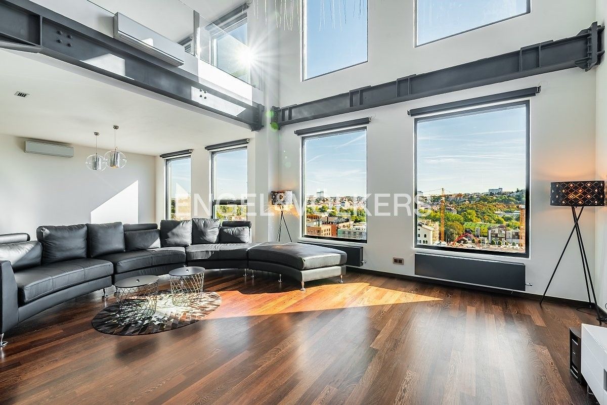 3+kk, Křížová, Praha, 288 m²