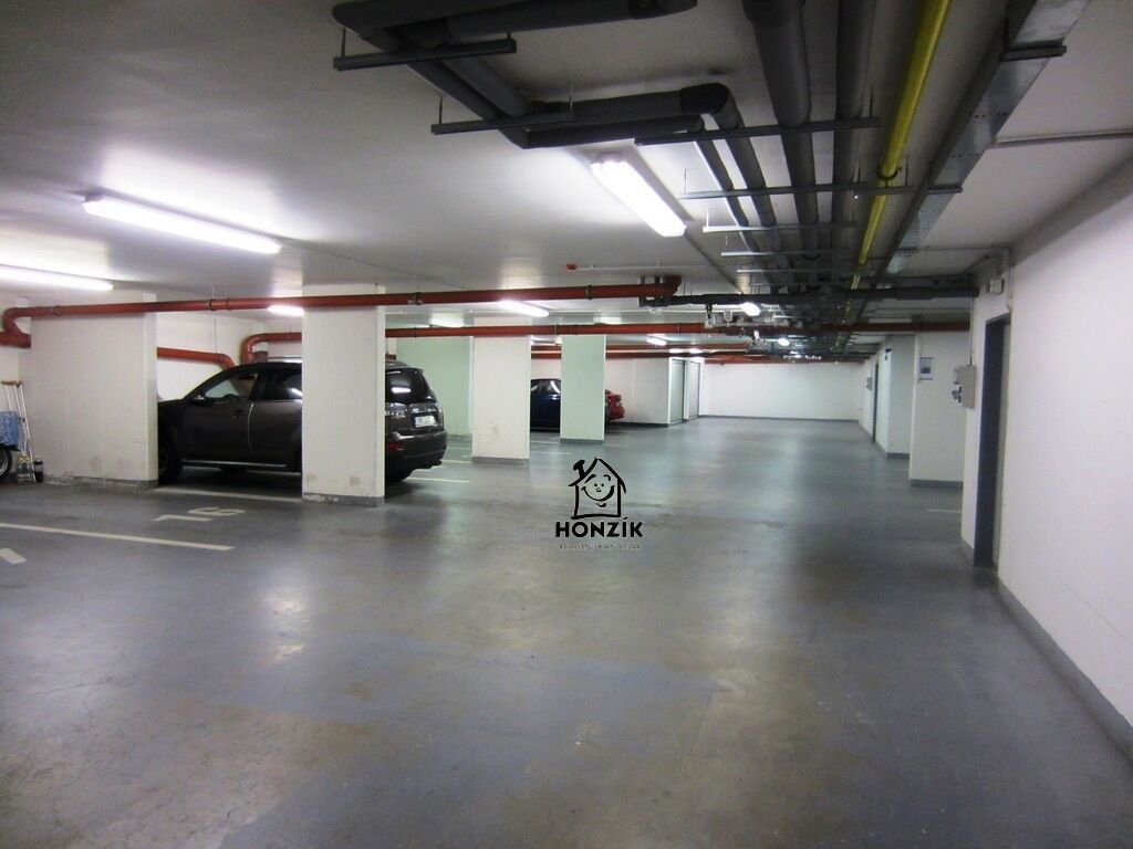 Garáž · 16 m² · Wichterlova, Praha - 3
