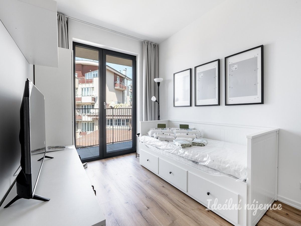 Pronájem byt 1+kk - Jordánská, Praha, 27 m²