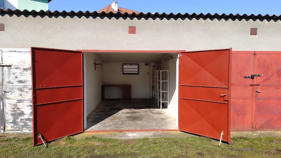 Garáže, Plzeň, 301 00