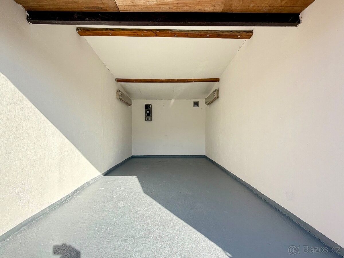 Garáže, Plzeň, 301 00