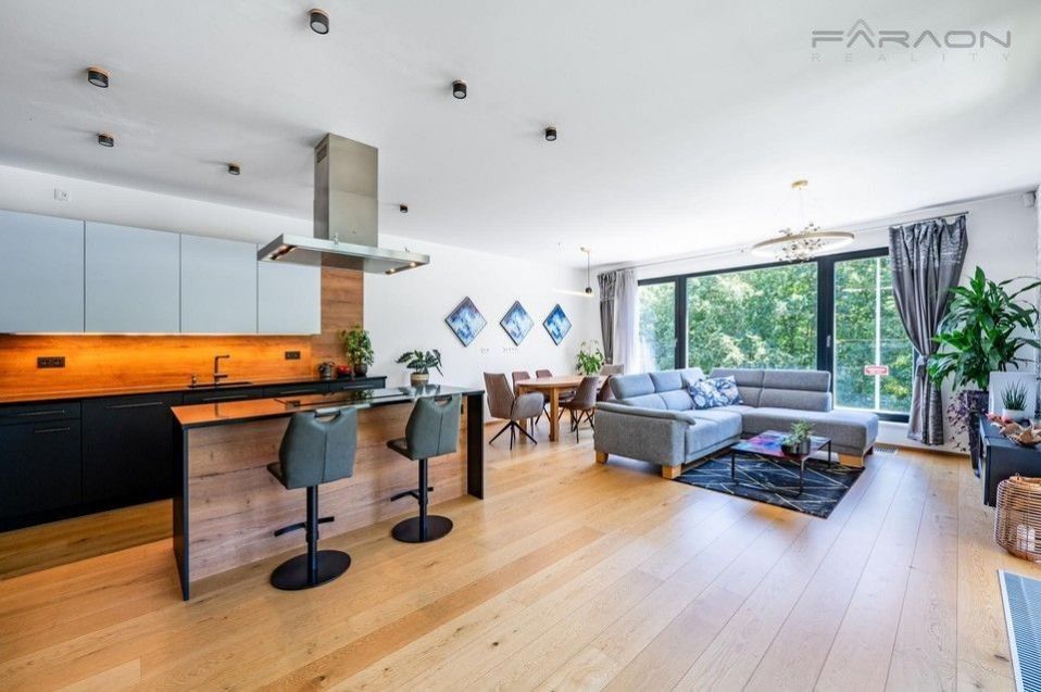 3+kk, Na pomezí, Praha, 138 m²