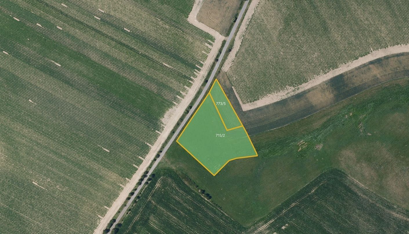 Louka, 6 872 m²