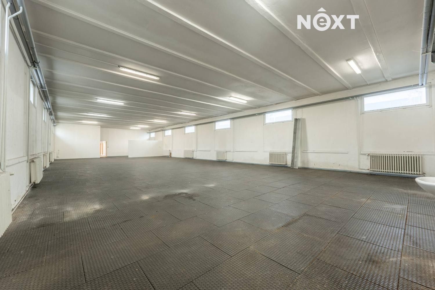 Sklady, Vestec, 447 m²