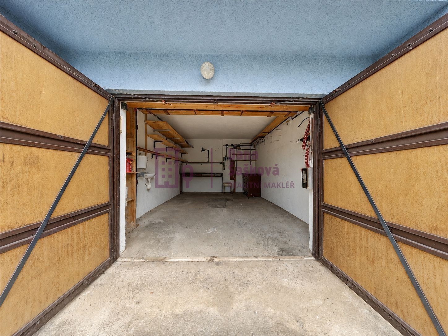 Pronájem garáž - Jakubská 212, Jindřichův Hradec IV, 18 m² - 2