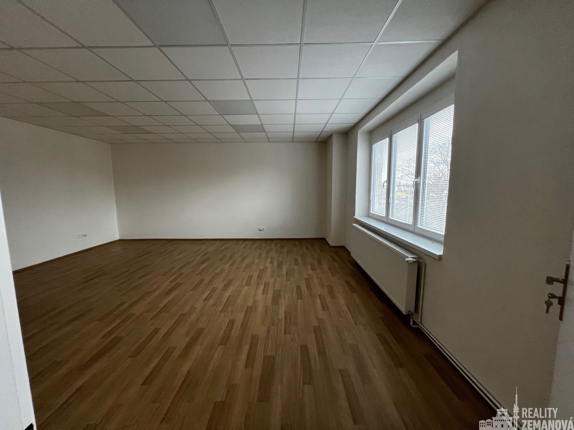 Pronájem kancelář - U továren, Praha, 184 m²