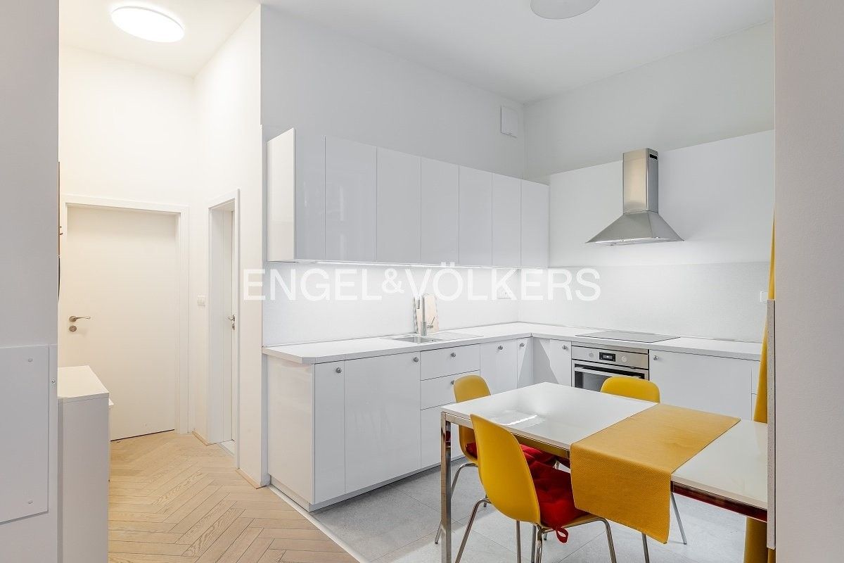 Pronájem byt 1+kk - Všehrdova, Praha, 33 m²