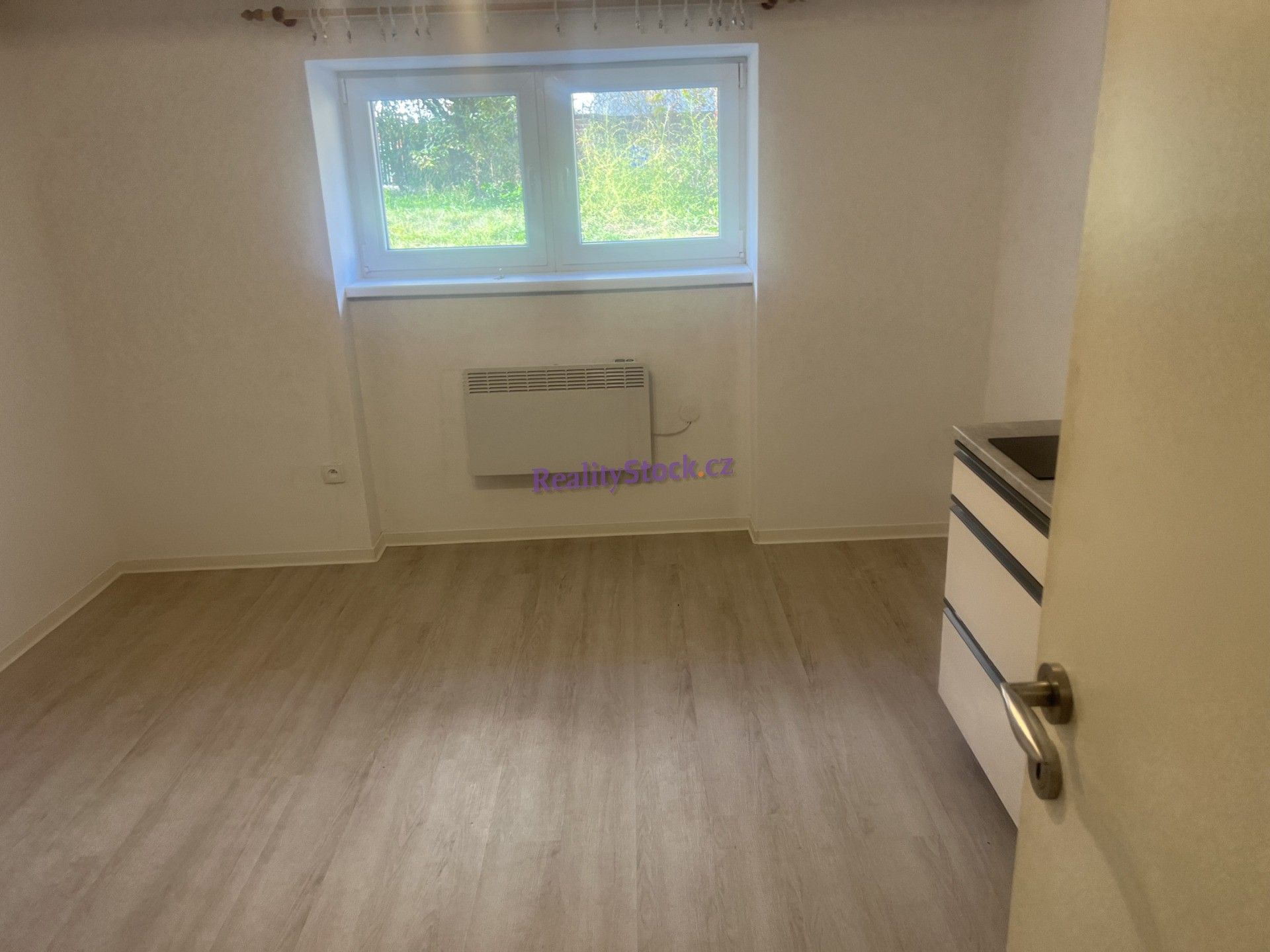 Pronájem byt 1+kk - Zárybničná, Praha, 61 m²