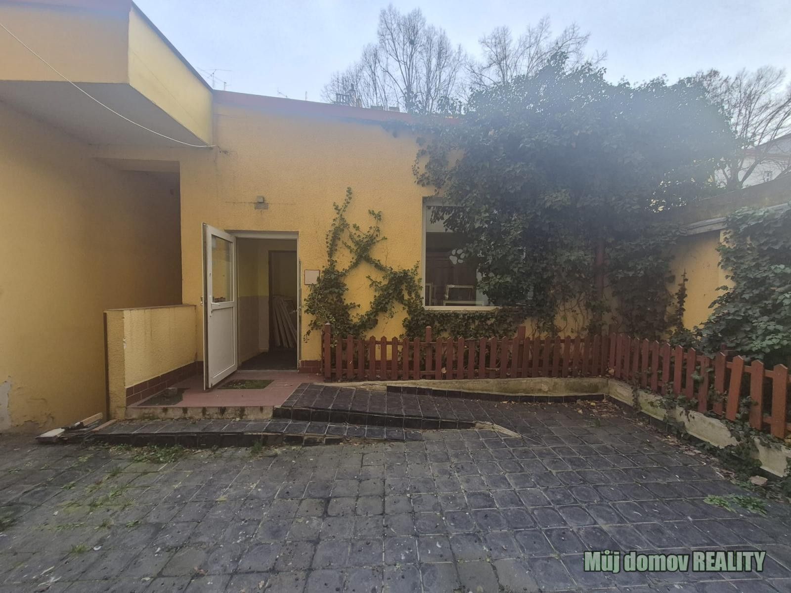 Obchodní prostory, náměstí Dr. Václava Holého, Praha, 300 m²