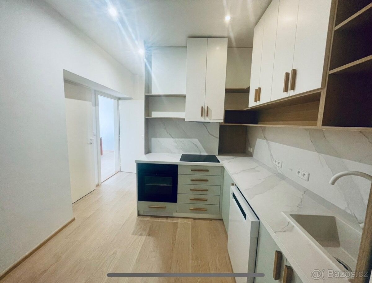 Byty, Strážnice, 696 62 - 1