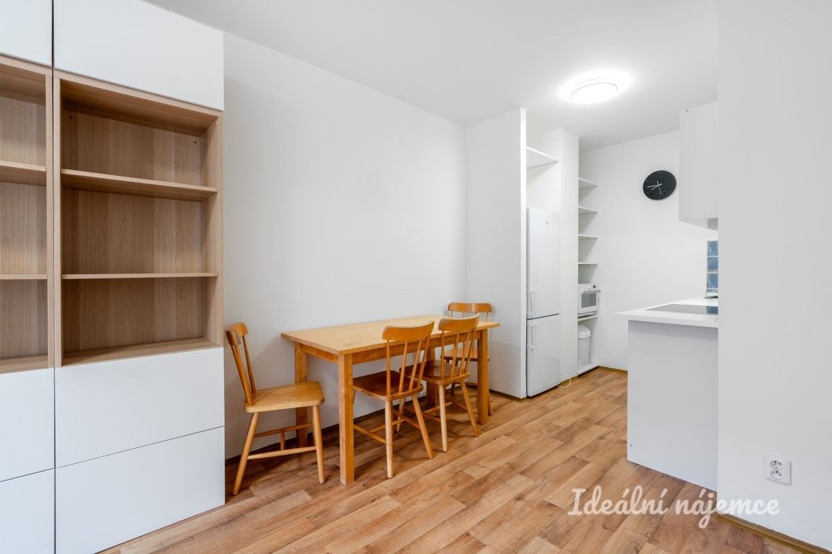 2+kk, Zelenohorská, Praha, 42 m²