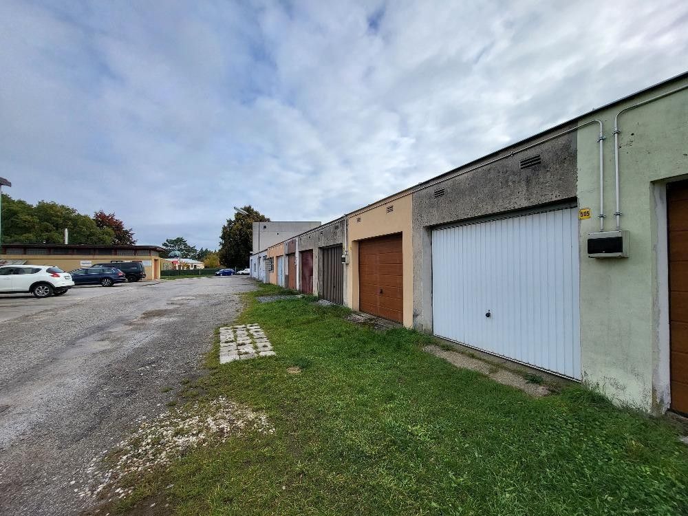 Prodej garáž - Ke Hvězdárně, Sezimovo Ústí, 18 m²