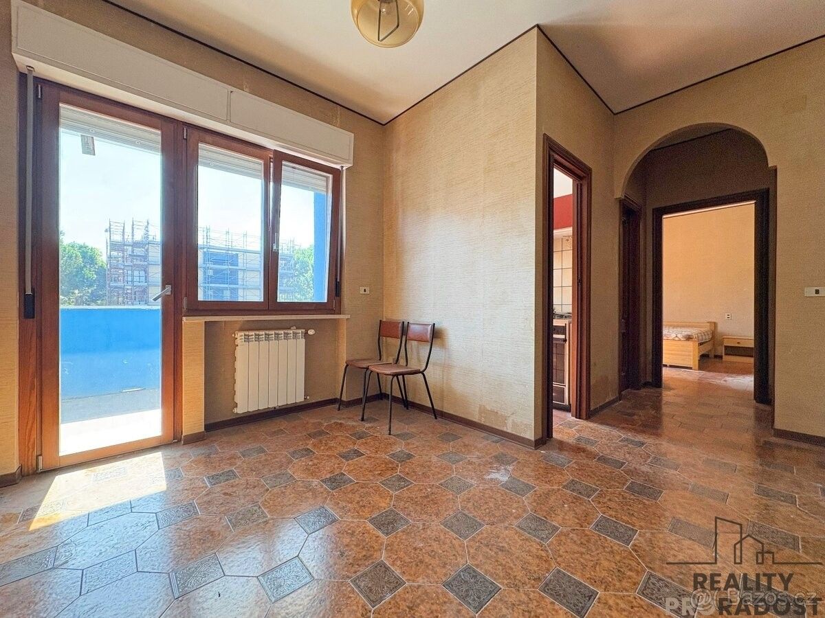 Byty, 987 66, Zahraničí