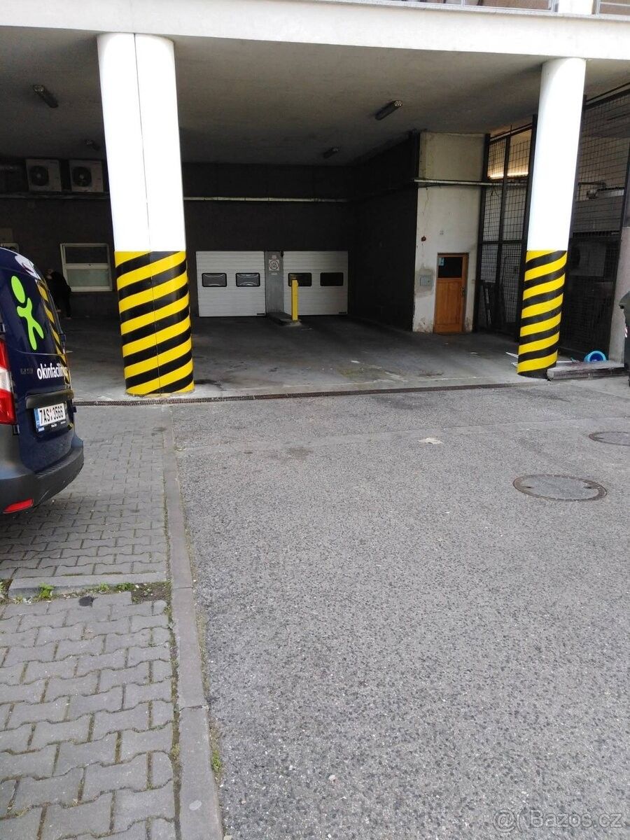 Garáže, Praha, 158 00