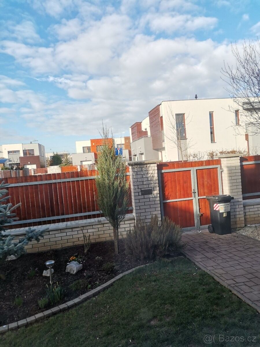 Prodej rodinný dům - Praha, 104 00