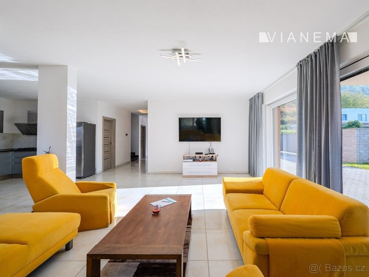 Rodinné domy, 987 65, Slovensko