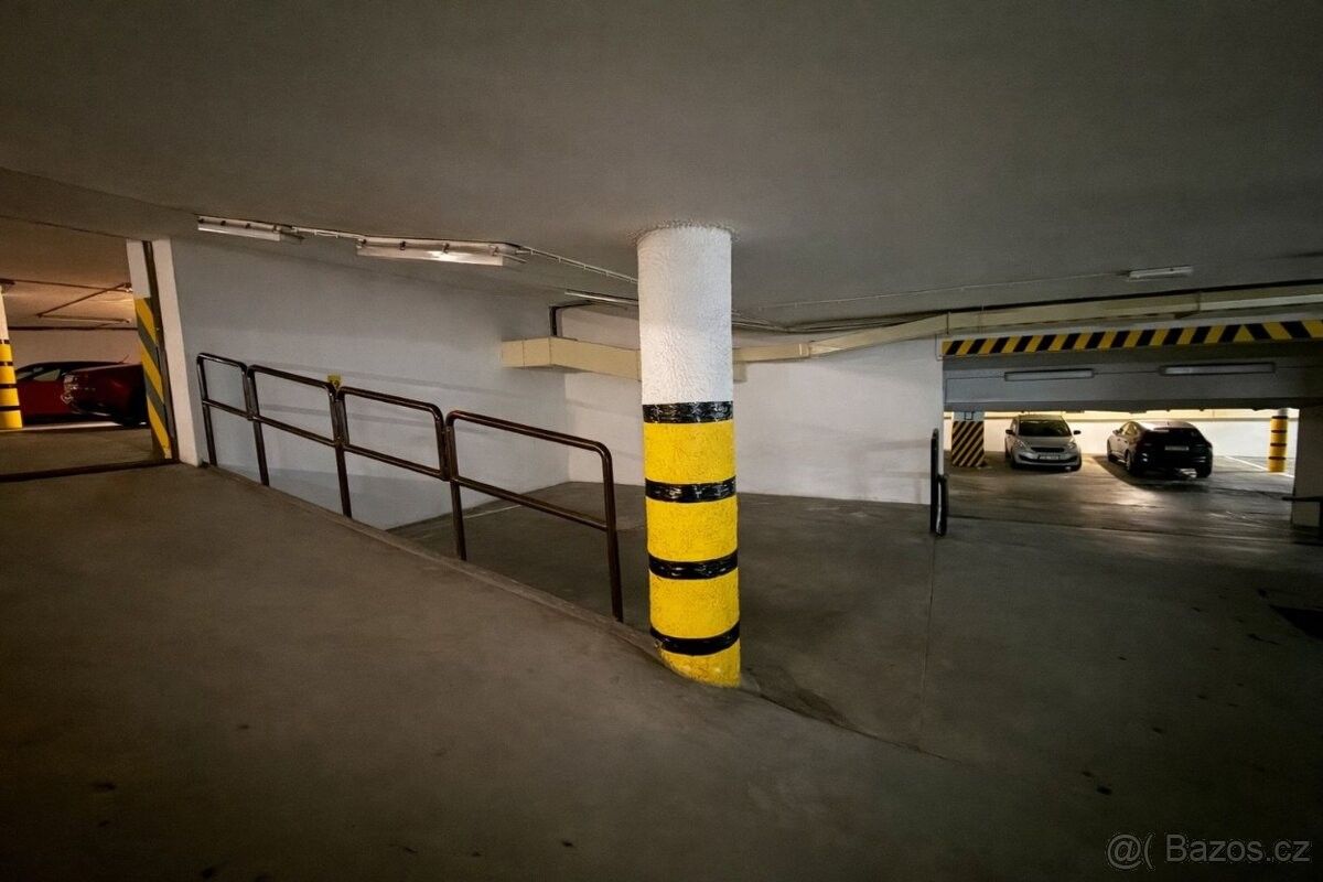 Garáže, Ostrava, 702 00