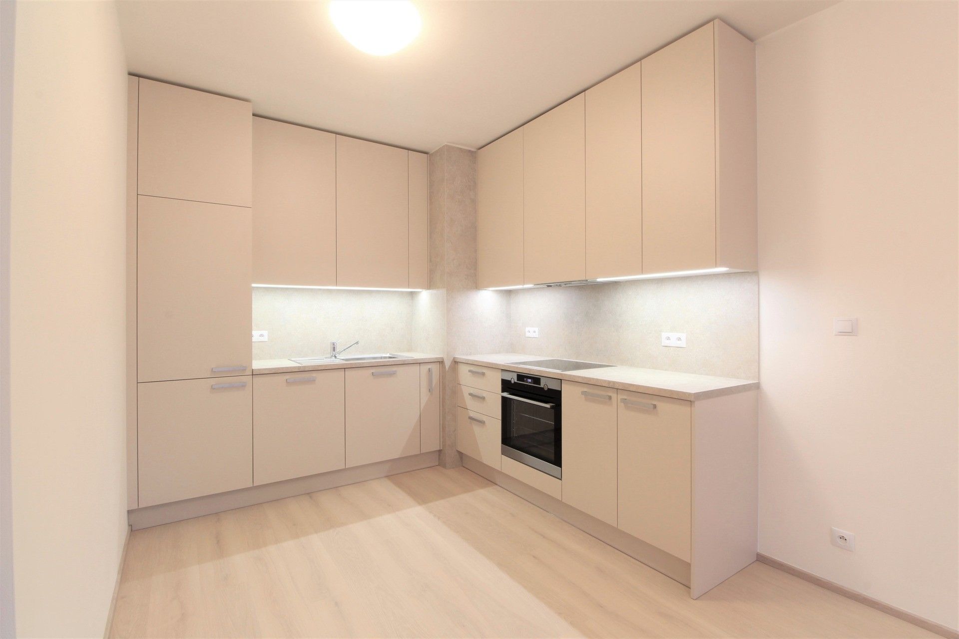 2+kk, Hlučkova, Praha, 60 m² - 1