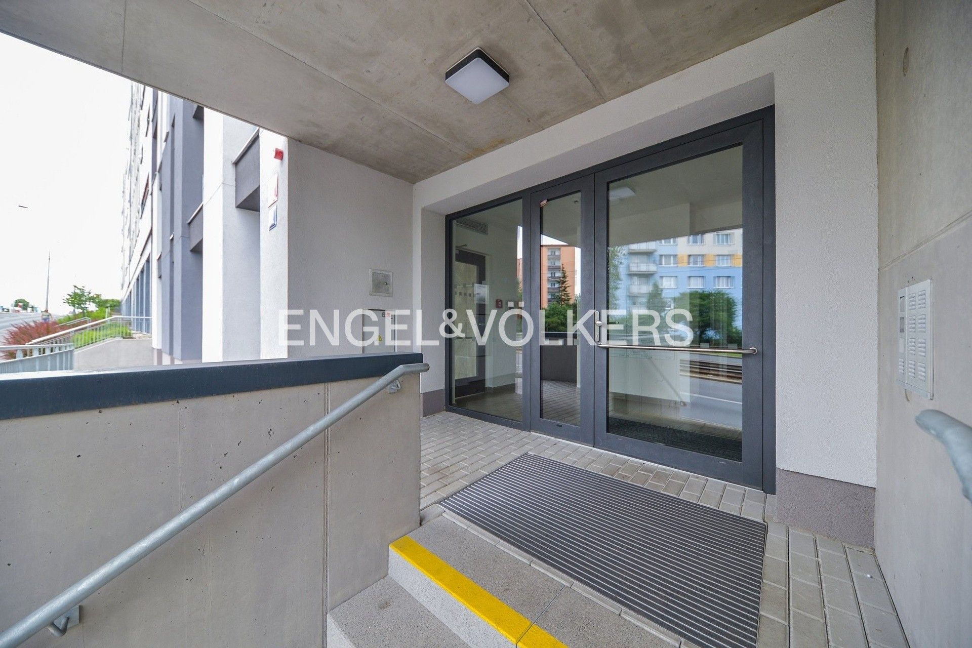 Pronájem obchodní prostory - Švehlova, Praha, 216 m²