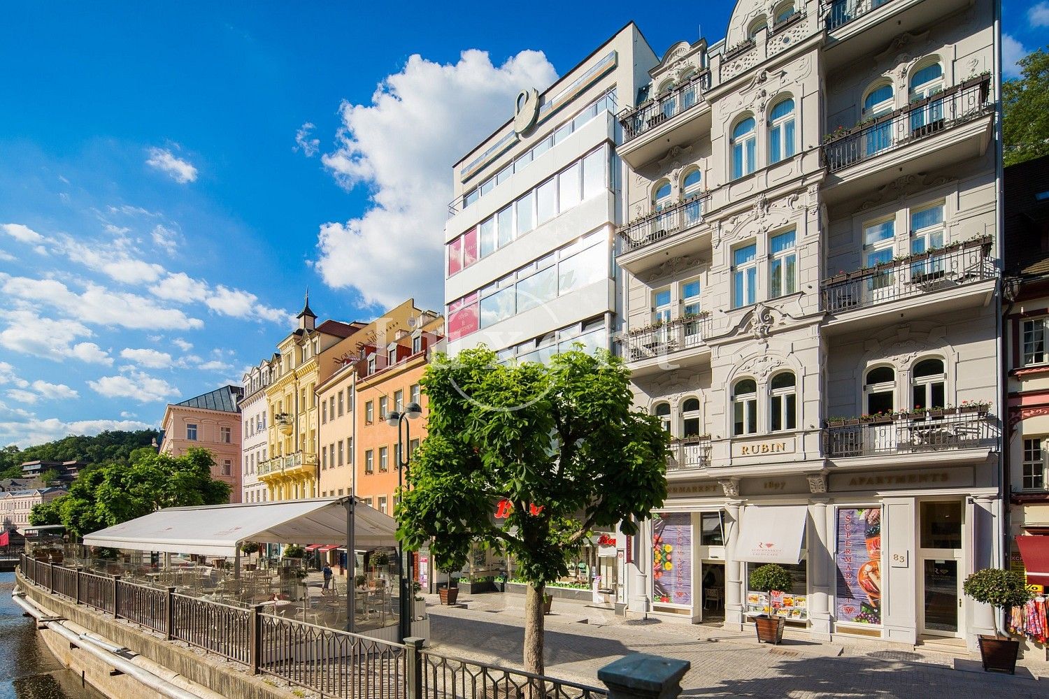 Činžovní dům, 1 221 m²