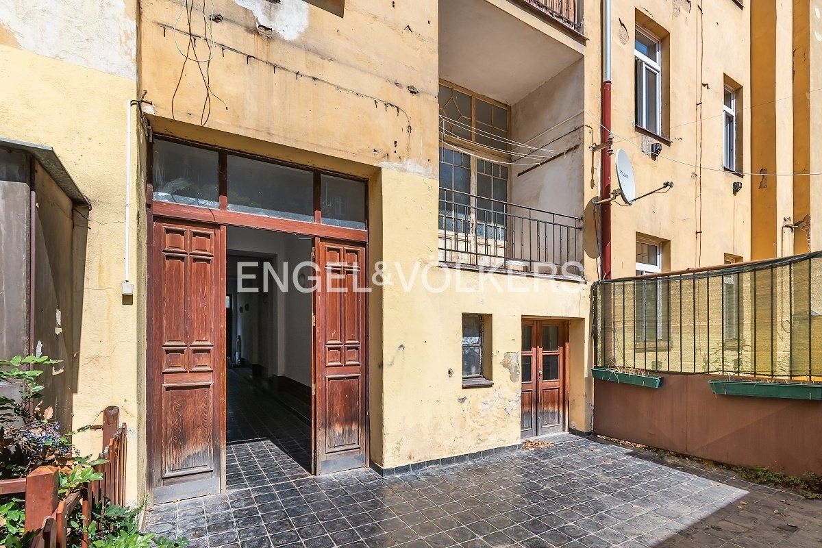 Pronájem komerční - náměstí Dr. Václava Holého, Praha, 299 m²