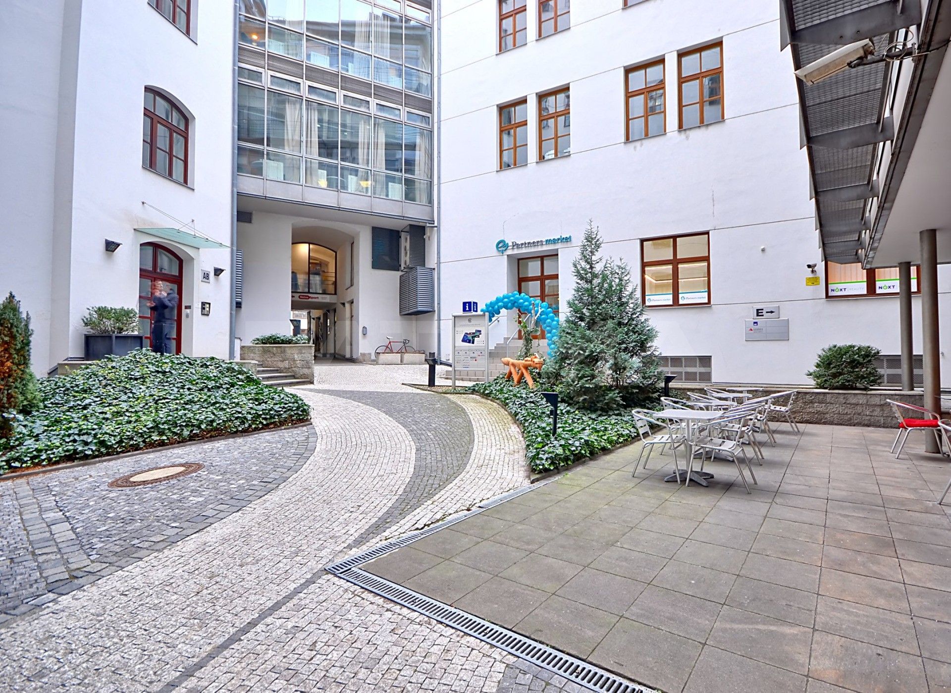 Pronájem kancelář - Lazarská, Praha, 109 m²