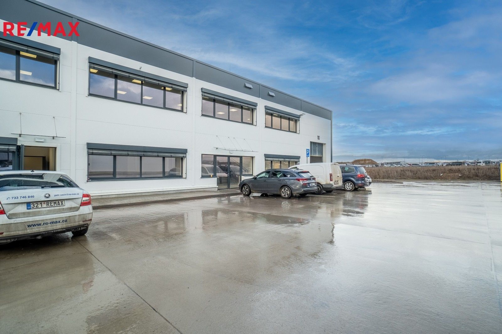 Pronájem obchodní prostory - Tuchoměřice, 289 m²