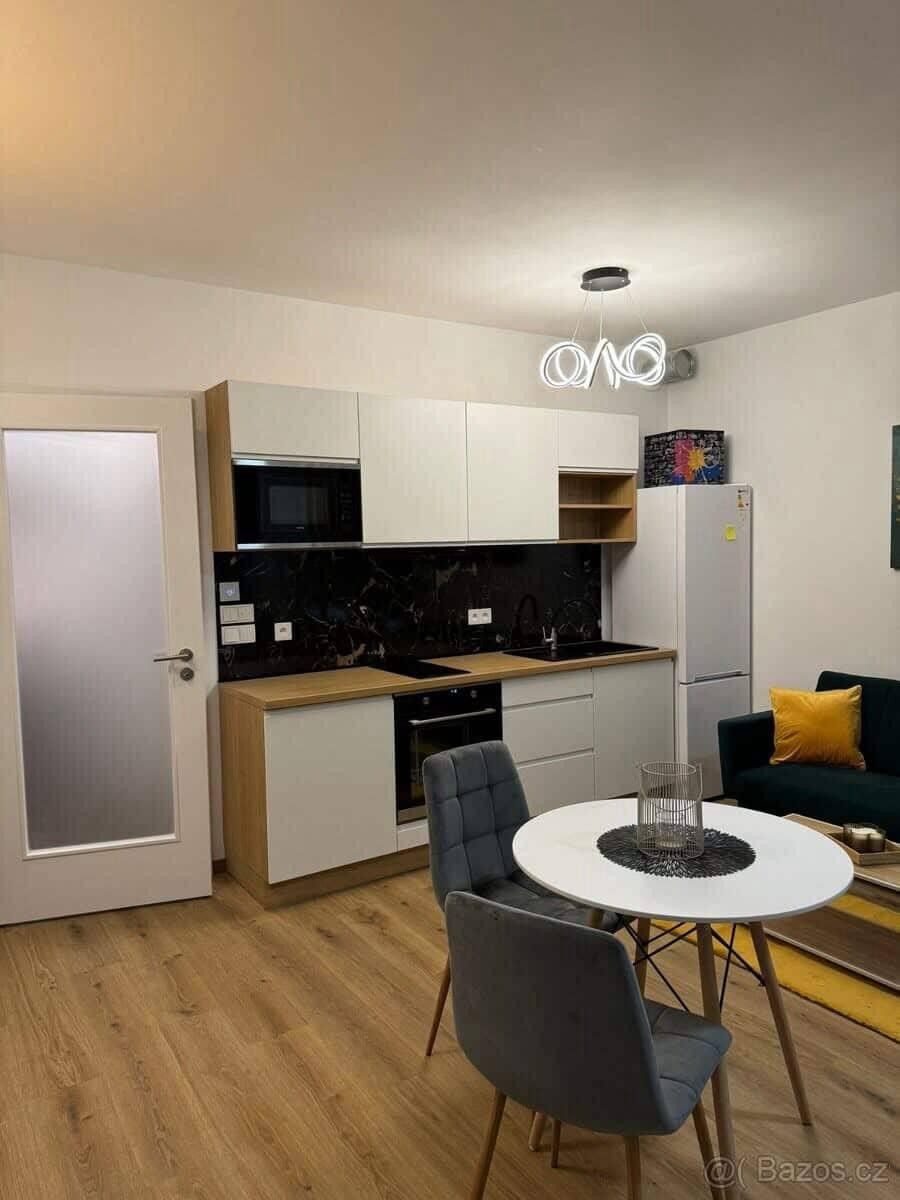 Pronájem byt 1+kk - Malešická, Praha, 37 m²