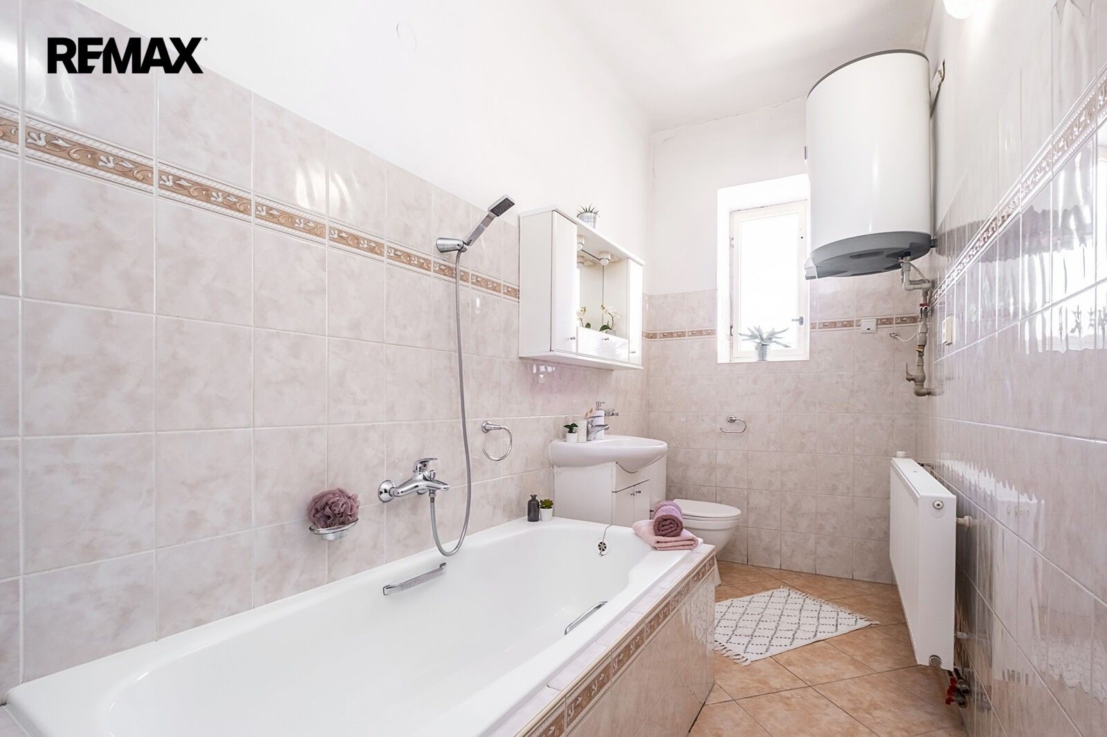 Prodej rodinný dům - Kozárovice, 200 m² - 2
