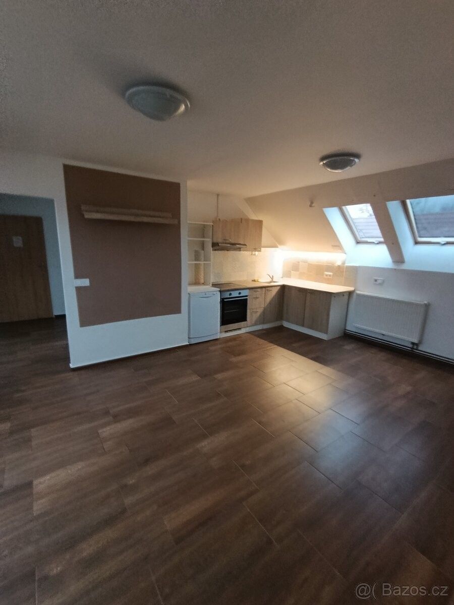 Pronájem byt - Třebíz, 273 75