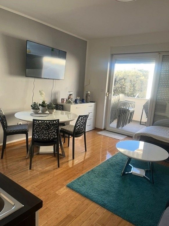 Byty, 987 66, Zahraničí