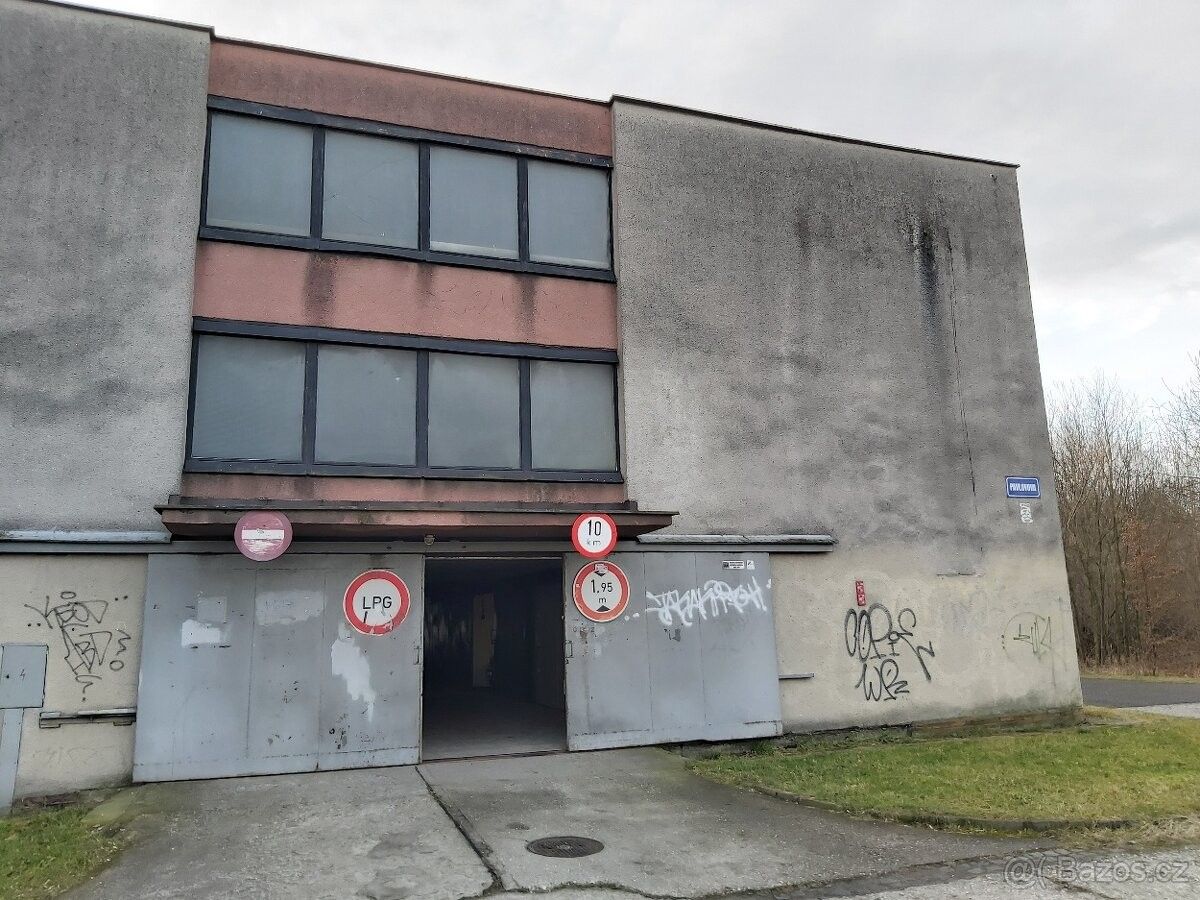 Garáže, Ostrava, 700 30