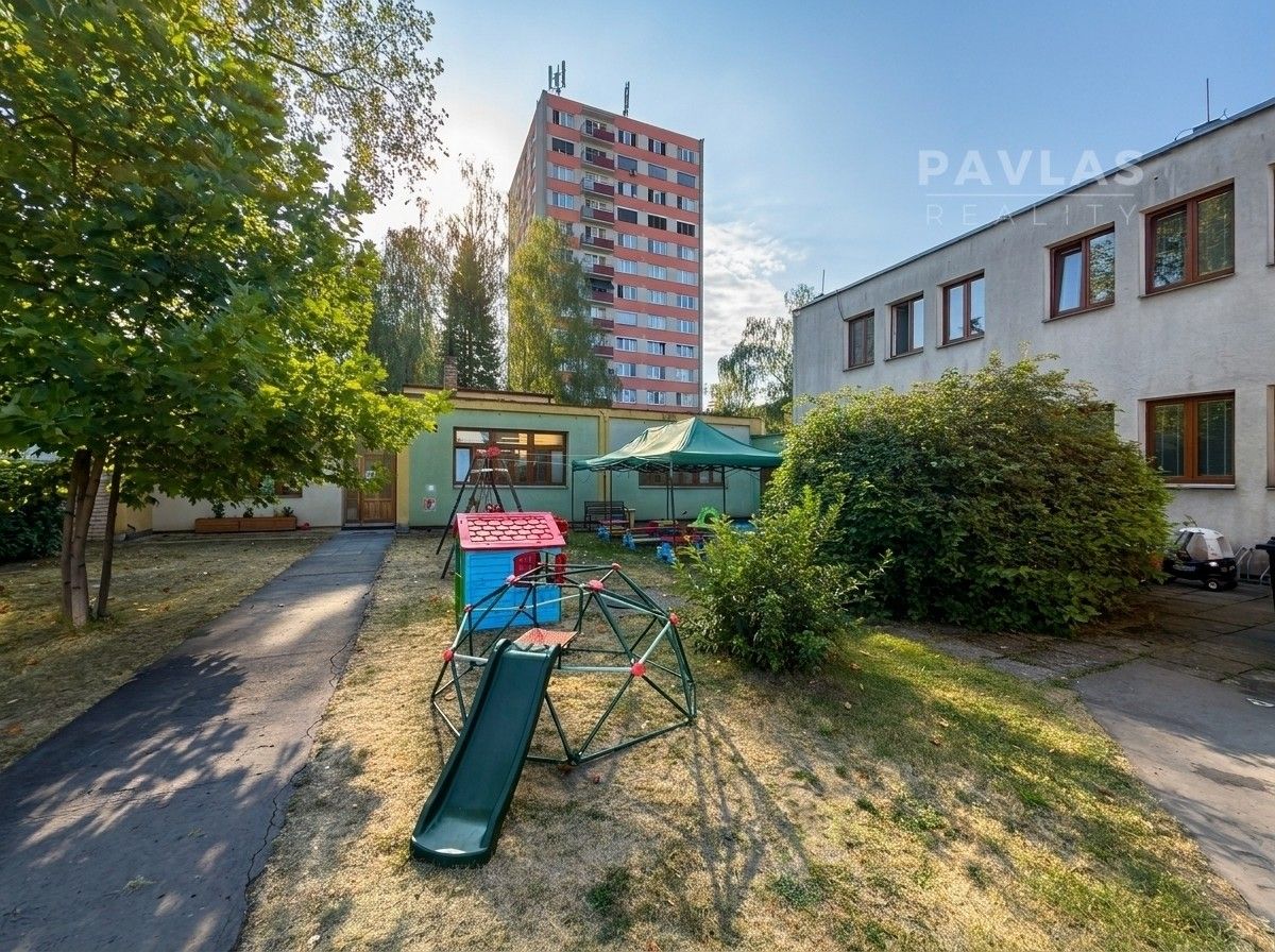 Obchodní prostory, 1 000 m²