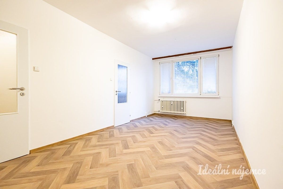 Pronájem byt 1+1 - Křenická, Praha, 35 m²