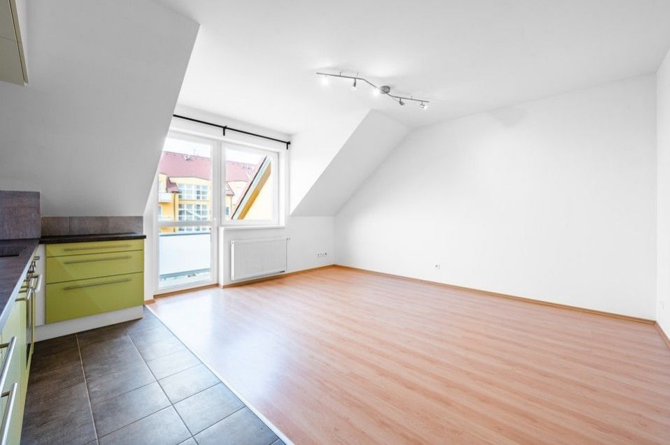 Pronájem byt 1+kk - Švihovská, Praha, 37 m²