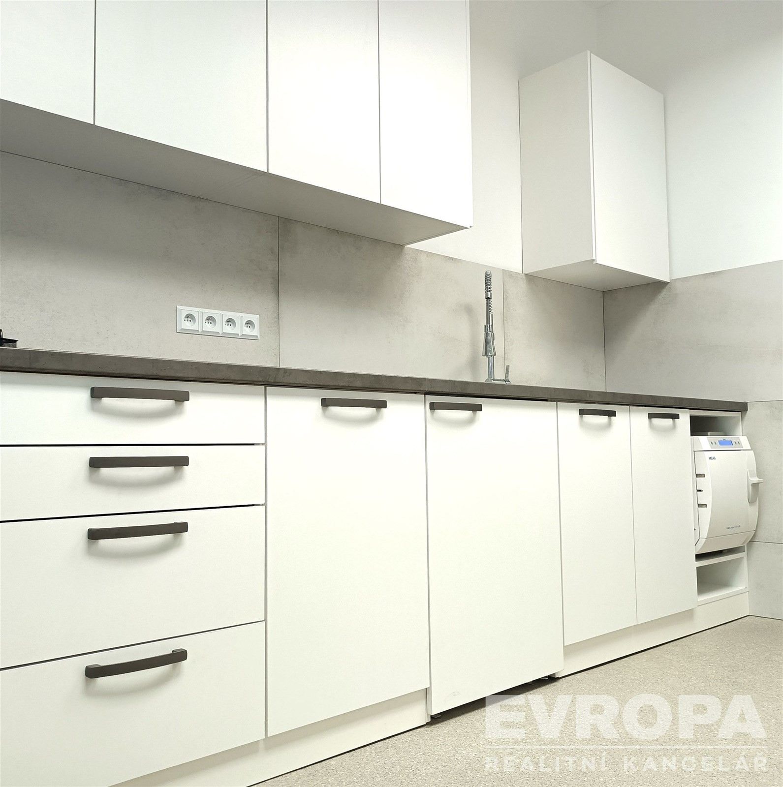 Pronájem komerční - Olšanská, Praha, 14 m²