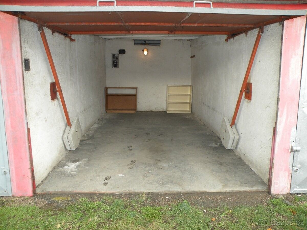 Garáže, Plzeň, 301 00