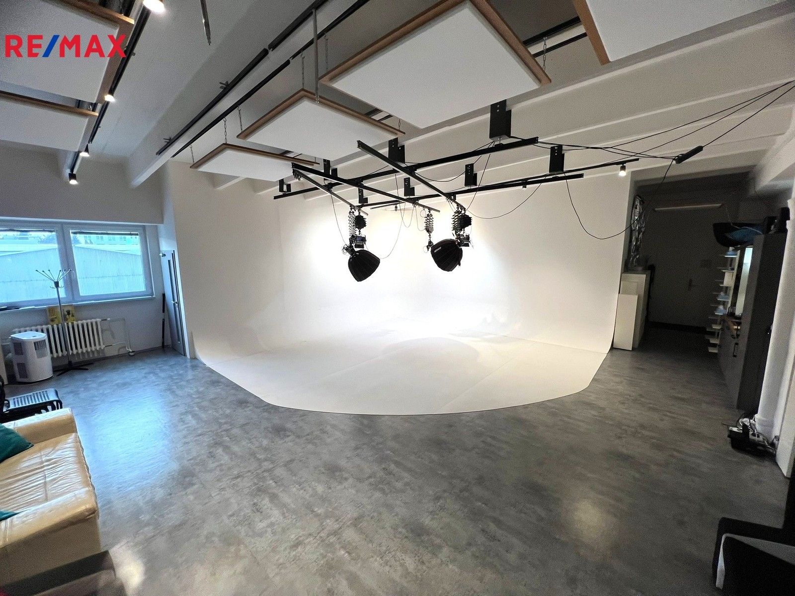 Pronájem komerční - Dobronická, Praha, 150 m²