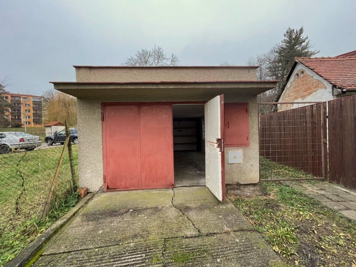 Garáže, Uherský Brod, 688 01