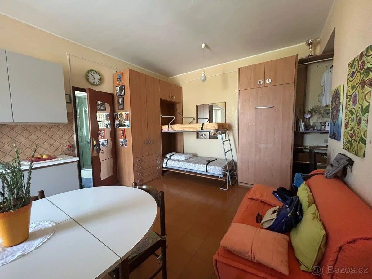 Byty, 987 66, Zahraničí