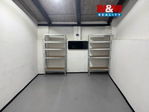 Garáže, Krupá, 18 m²