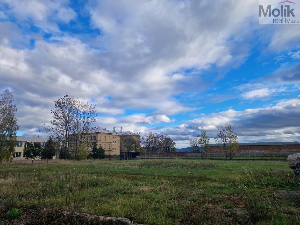 Zahrada · 3 124 m² · nám. Republiky, Lom - 3