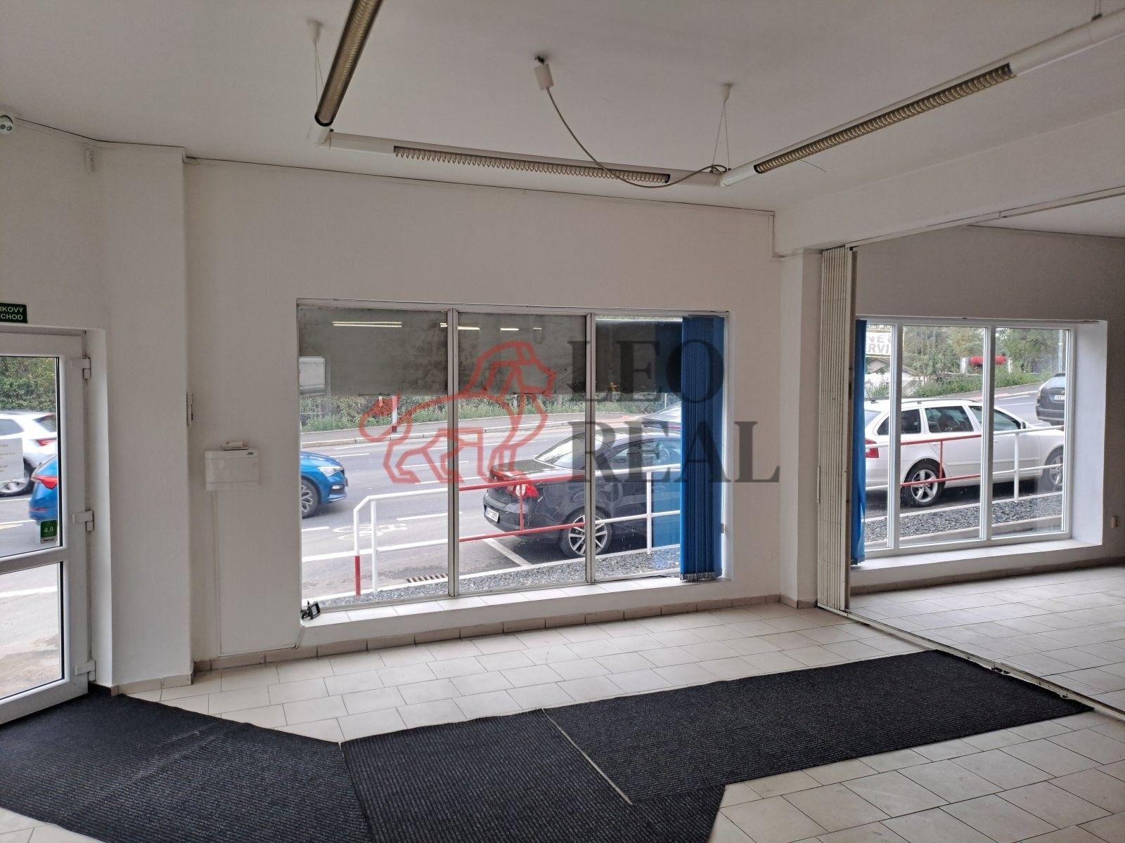 Pronájem obchodní prostory - Českobrodská, Praha, 300 m²