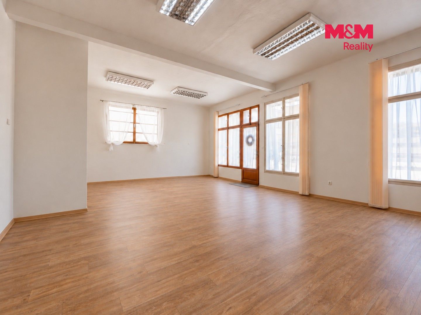 Obchodní prostory, Komenského nám., Votice, 120 m² - 2