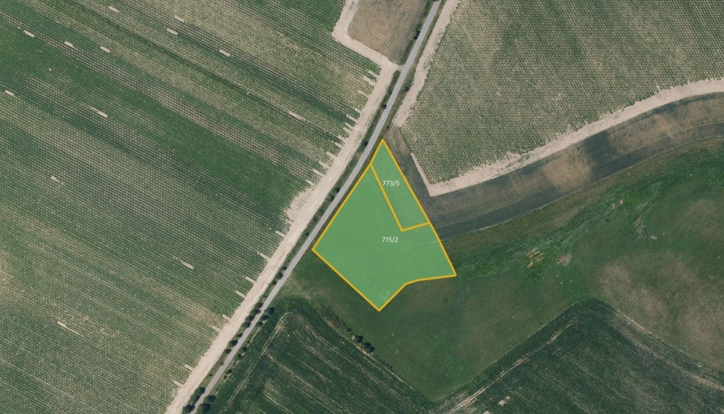 Louka, 6 872 m²
