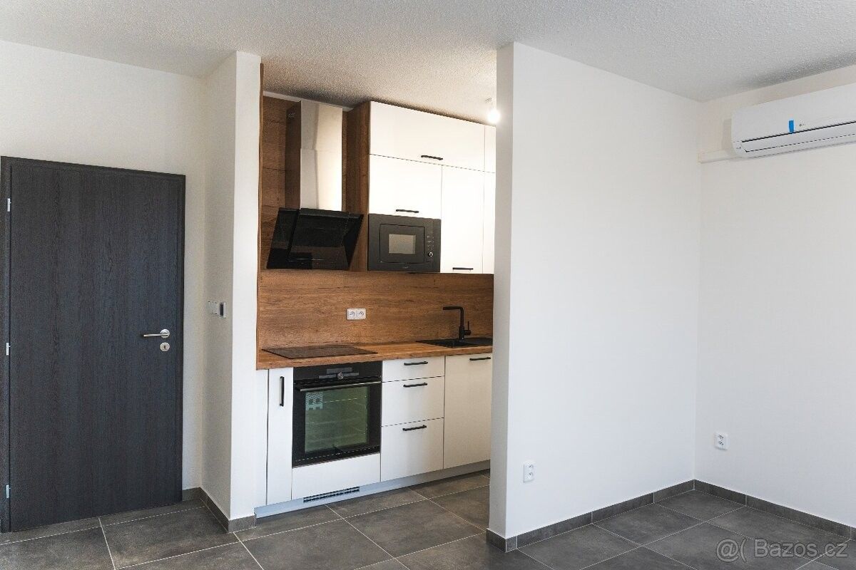Pronájem byt - Hrušovany nad Jevišovkou, 671 67