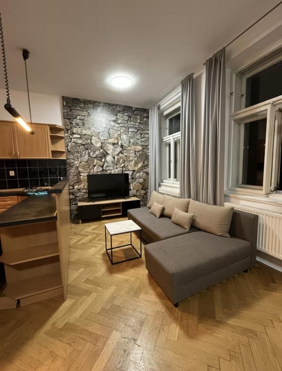 2+kk, Husinecká, Praha, 79 m²